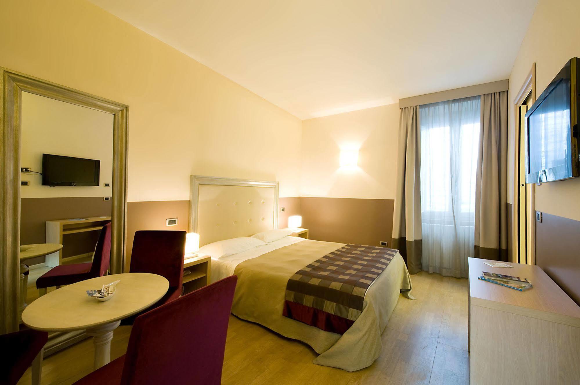 Hotel Alexander Assisi Buitenkant foto